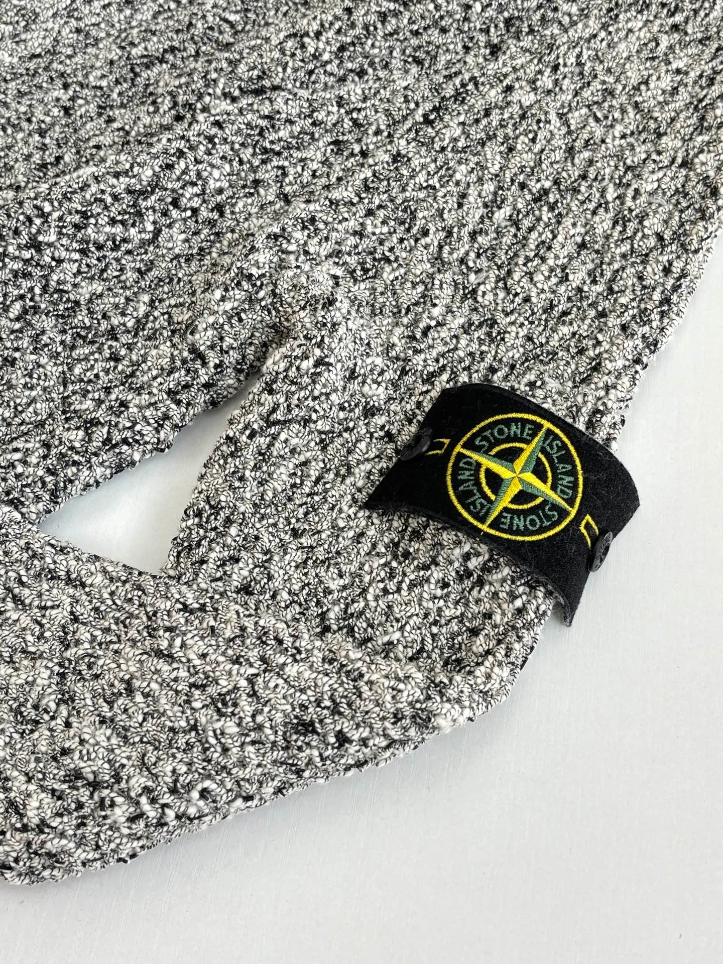 P650 Stone Island*/Stone Island Coral patchwork knitted sweater jacket Customized dyeing of original yarn has become popular in Xiaohongshu very early. Many Internet celebrity shops are doing it. The products they make can only be said to be unsightly. They are all made of ready-made yarn. This original version is made of 7 yarns of different colors and thicknesses that must be arranged to achieve the original effect. The customization cycle is very For a long time, the molded original version has the same ykk No. 5 special craftsmanship zipper, using an old-fashioned 9-needle thick-thread wool loom (due to low efficiency and high waste, factories pursuing efficiency have abandoned it, and only some big brands still use it). The strongest armband on the entire network, all detailed identification points restore the original inspection level! All Stone Island armbands must have three yellow lines, anything without them is fake! The models before 2021 had four yellow lines, and after 21fw, they all had three. We restored them perfectly.  Size：S/M/L/XL